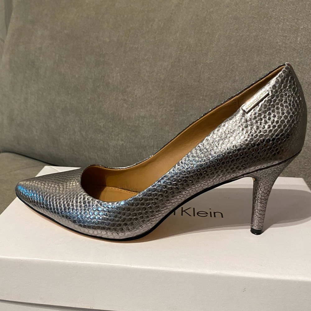 Womens Calvin Klein Kimberly Classic Pump Heels, Metallic Lizard. Size 7